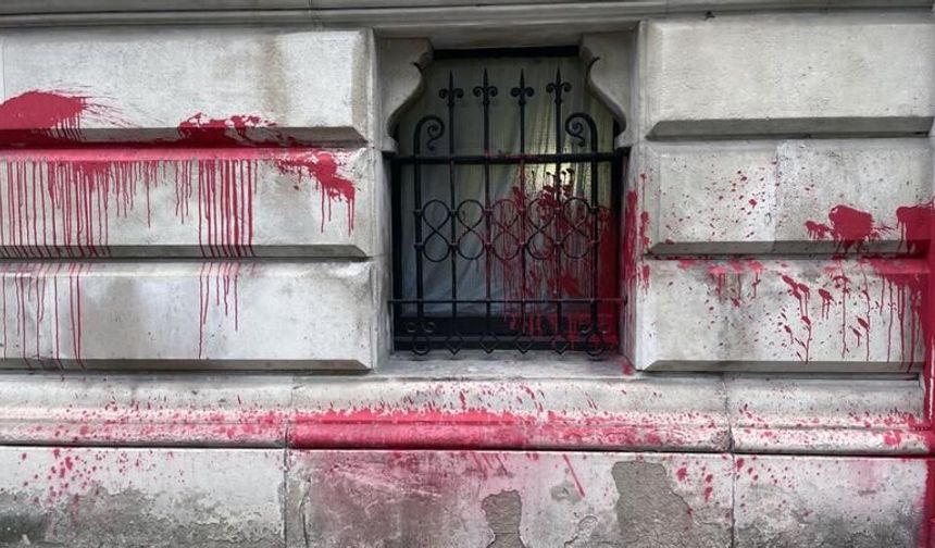 İngiltere'de Dışişleri Bakanlığı binasına kırmızı boyalı protesto